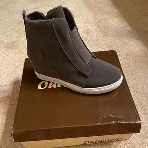 Grey size 7 zip up shoe. Sneaker, platform.
